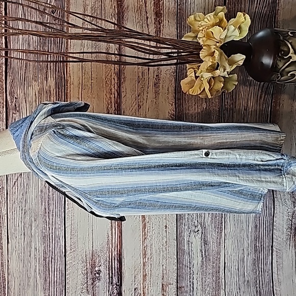 BOSTON TRADERS BLUE LONG ROLL-TAB SLEEVE LINED HOODED BUTTON-UP SHIRT - Picture 6 of 16